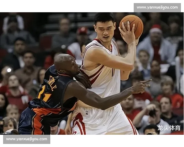 姚明引领火箭奋战赛场展现超凡身高与技巧 姚明引领火箭奋战赛场展现超凡身高与技巧