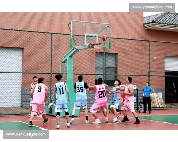 扬州篮球比赛激烈对抗 展现篮球激情与团队精神